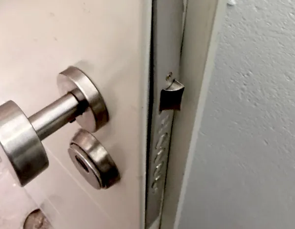 Detalle de cerradura y manilla sustituidas en una puerta de Barajas