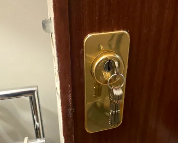 Cerradura de seguridad abierta sin daños por un cerrajero en Barajas