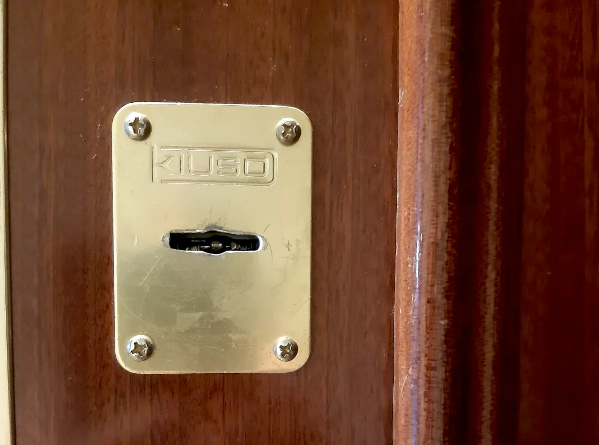 Cerradura de seguridad KIUSO instalada en una puerta de Barajas
