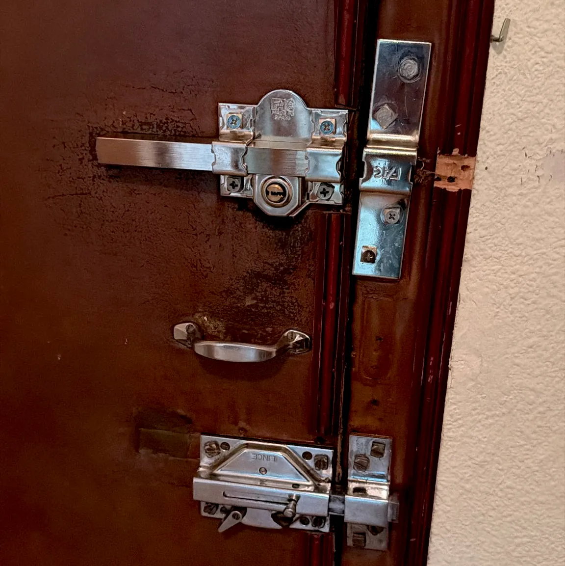Cerrojos de seguridad FAC y LINCE instalados en una puerta acorazada de Barajas